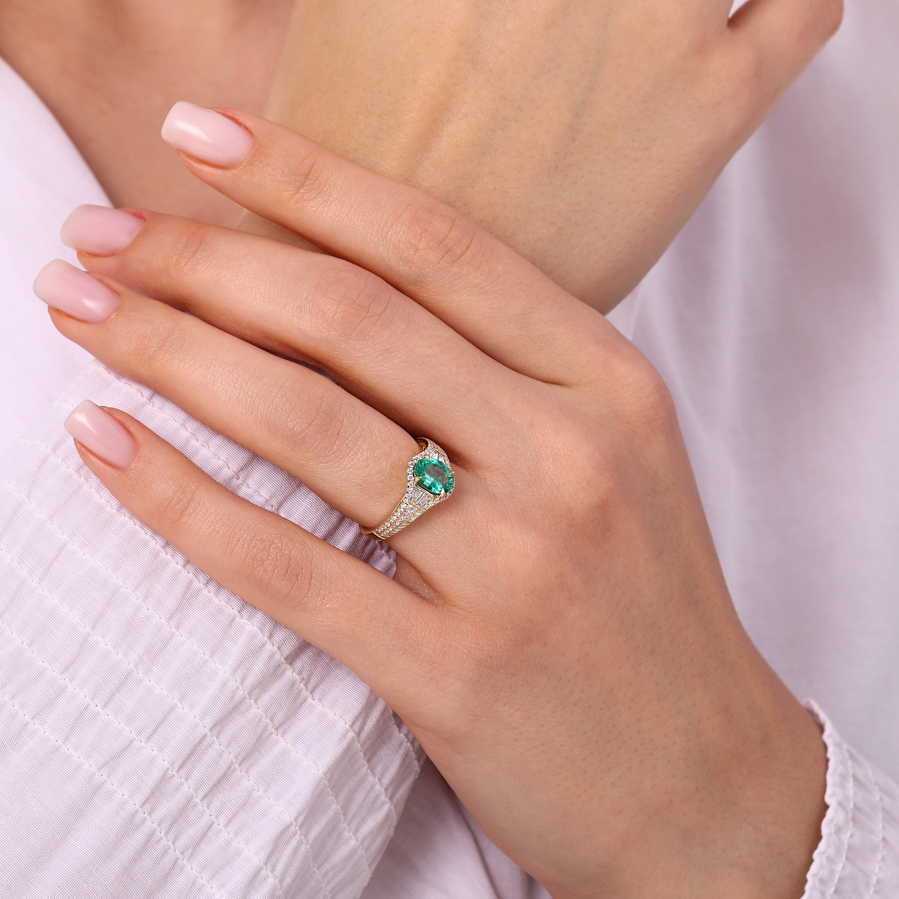 Pırlantalı Oval Zümrüt Altın Yüzük 0.53 Ct 18K