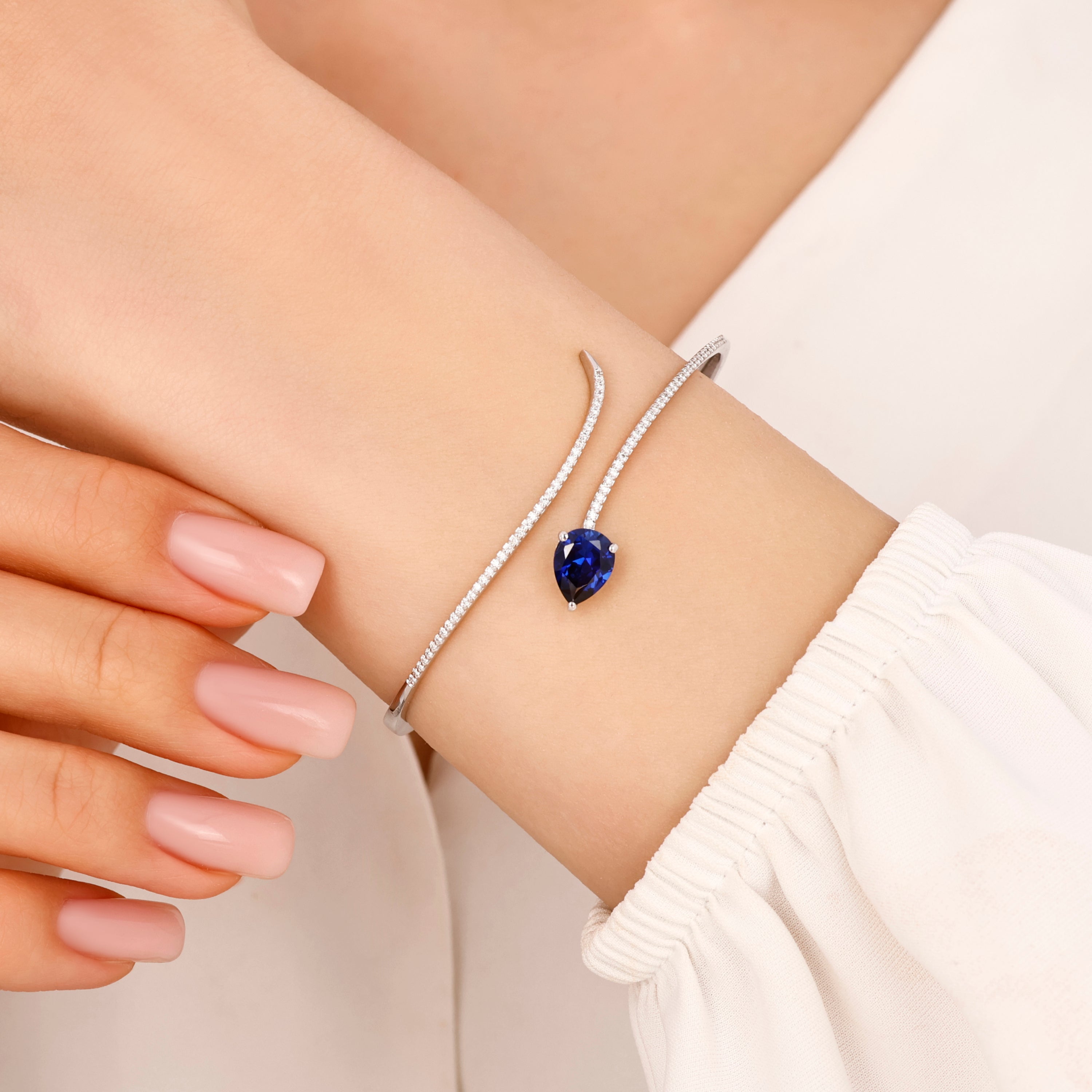 Safir Pırlantalı 0.36 Ct. Damla Kesim Iolastra Kelepçe 14K