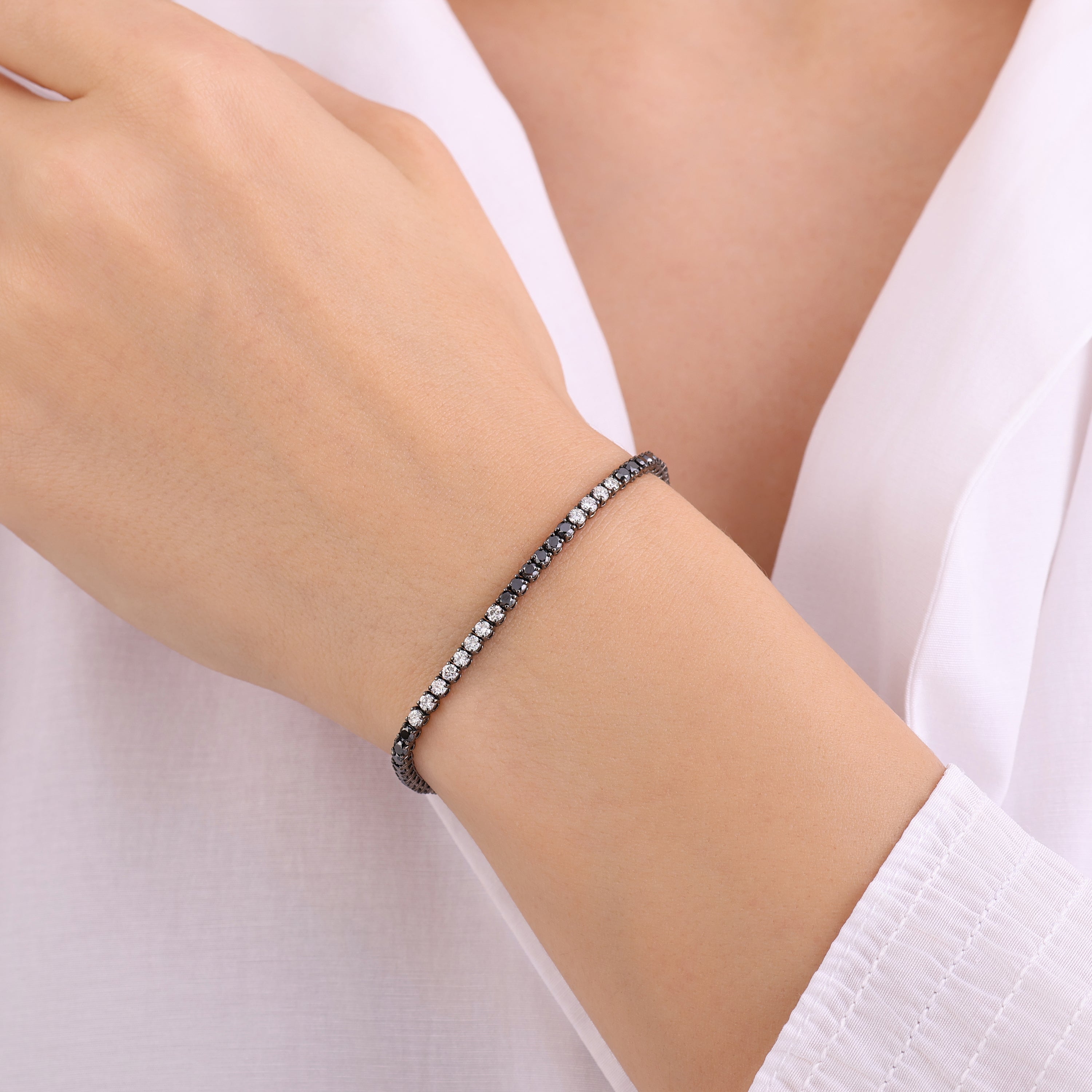 Siyah Pırlantalı Pırlanta 0.94 Ct. Suyolu Bileklik 14K